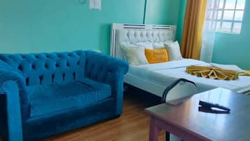 Deluxe Studio, City View | Living area