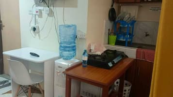 Classic Studio | Private kitchen | Fridge, microwave, cookware/dishes/utensils