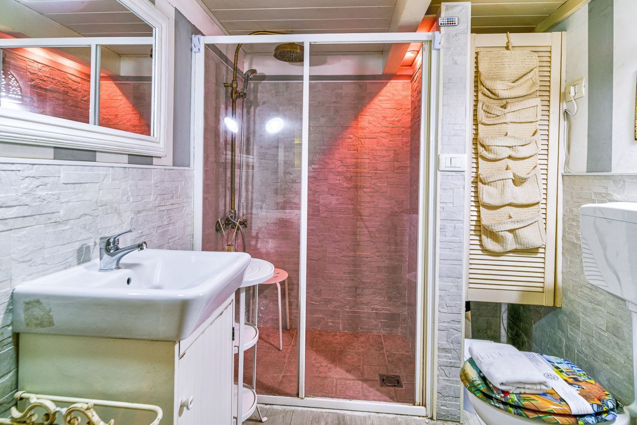 Douche, bidet, serviettes fournies, shampoing