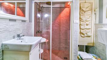 Douche, bidet, serviettes fournies, shampoing