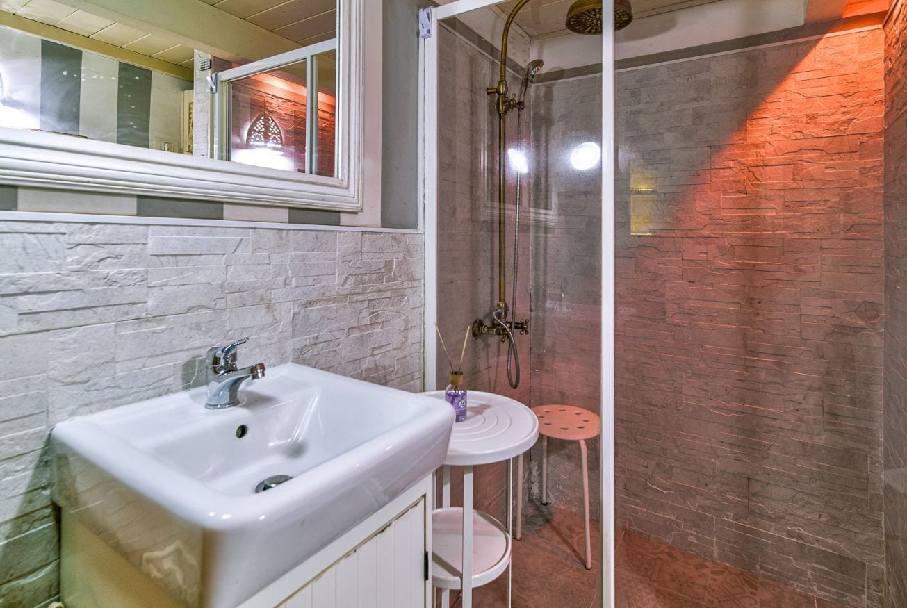 Douche, bidet, serviettes fournies, shampoing