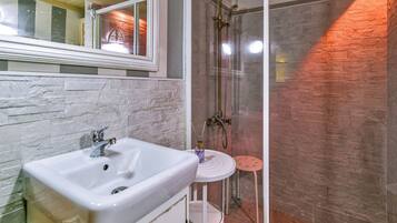 Douche, bidet, serviettes fournies, shampoing