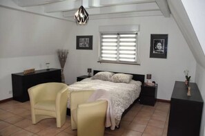 3 bedrooms, iron/ironing board, WiFi, bed sheets