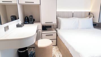 Standaard tweepersoonskamer, voor 1 persoon | Een kluis op de kamer, een bureau, een laptopwerkplek