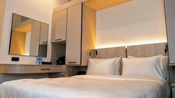 Habitación doble estándar de uso individual | Caja de seguridad en la habitación y escritorio