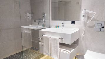 Standaard tweepersoonskamer, voor 1 persoon | Badkamer | Een aparte badkuip en douche, een haardroger, pantoffels, handdoeken