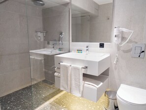 Bañera y ducha independientes, secador de pelo, pantuflas, toallas