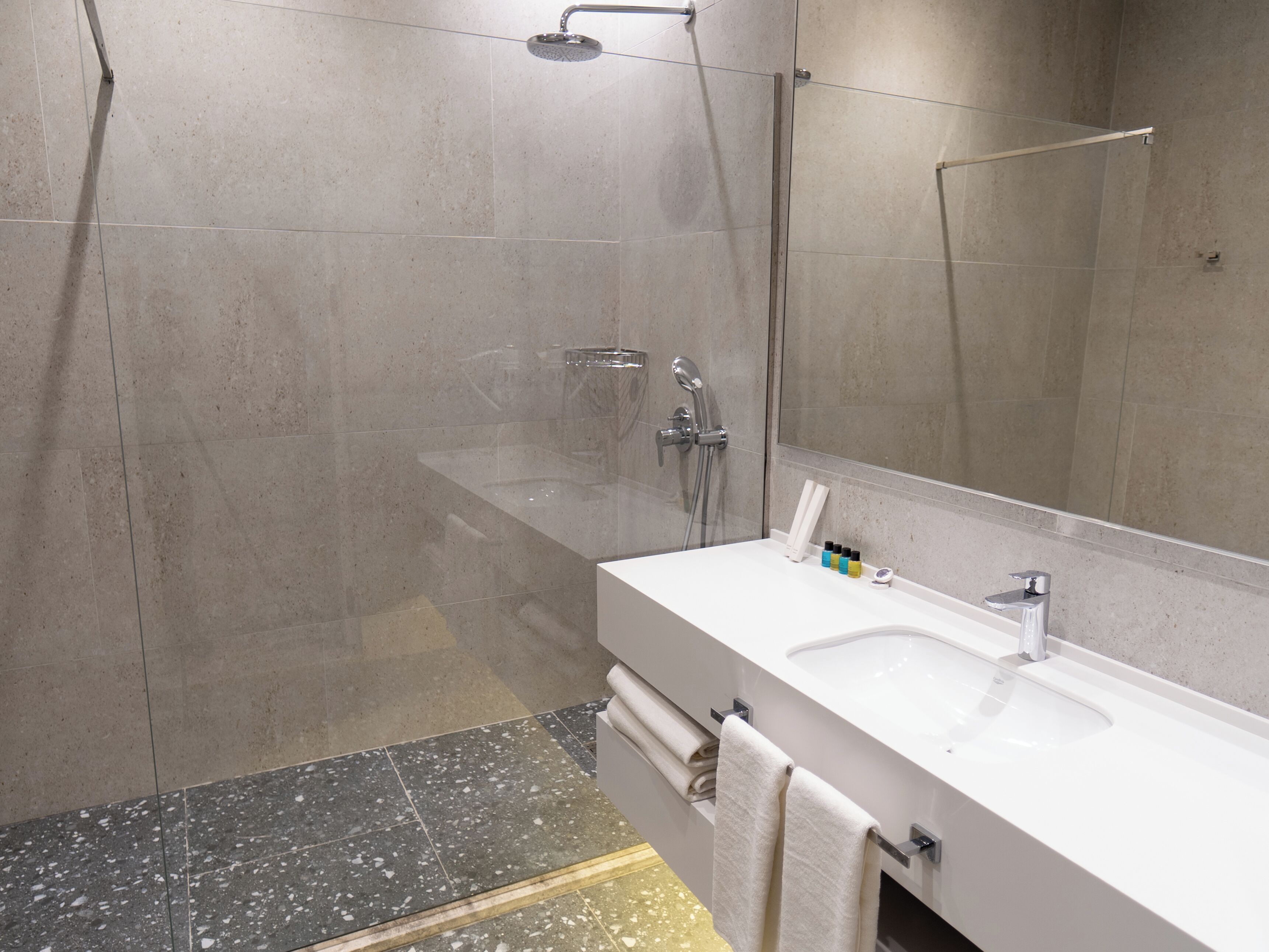 Doppia Junior, 1 letto king | Bagno | Vasca e doccia separate, asciugacapelli, pantofole, asciugamani