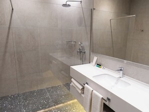 ห้องจูเนียร์ดับเบิล, เตียงคิงไซส์ 1 เตียง | ห้องน้ำ | อ่างอาบน้ำและฝักบัวแยกจากกัน, ไดร์เป่าผม, รองเท้าสวมภายในห้อง