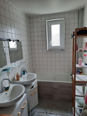 Handdukar, tvål och toalettpapper