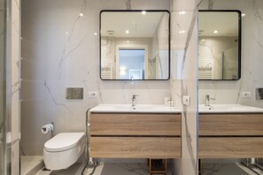 Shower, hair dryer, bidet, towels