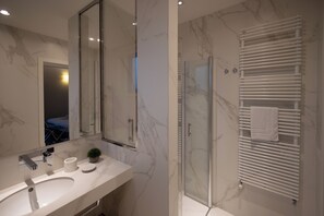 Ducha, secador de pelo, bidet, toallas
