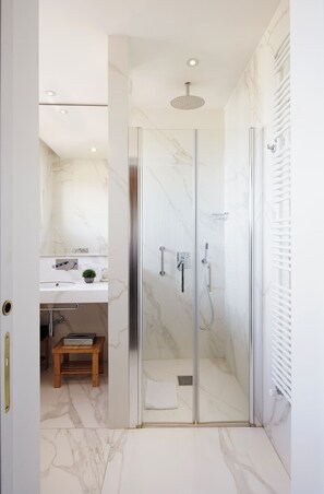 Regadera, secadora de cabello, bidet, toallas