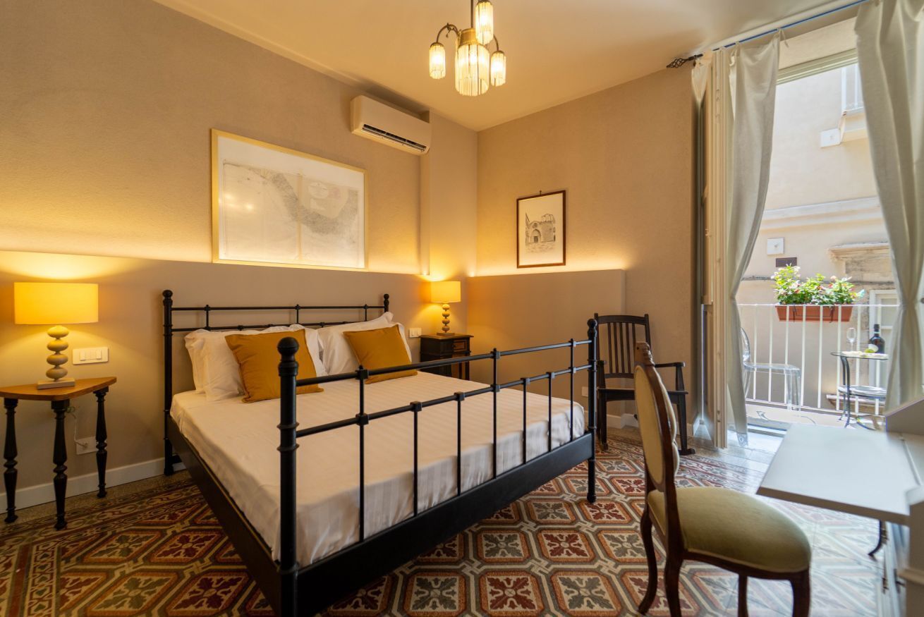 Bureau, fer et planche à repasser