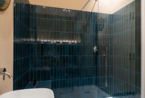 Ducha, artículos de tocador gratuitos, secador de pelo, bidet
