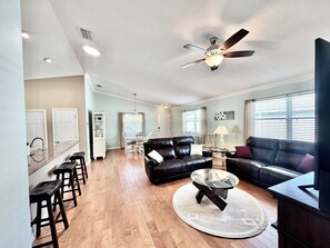 Älytelevisio, takka, työhuone