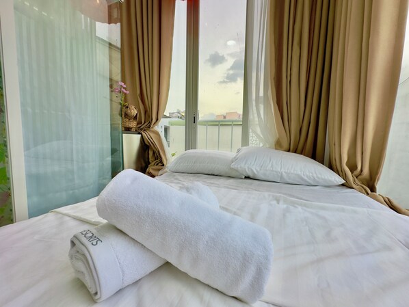 Basic-Studio, eigenes Bad, Stadtblick | Individuell dekoriert, individuell eingerichtet, Schreibtisch