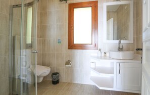 Villa, balcon, vue mer | Salle de bain | Douche, chaussons