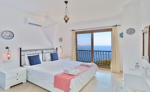 Villa, balcón, vista al mar | Tabla de planchar con plancha y wifi gratis