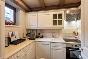 Kylskåp, spishäll, diskmaskin och kaffe- och tebryggare