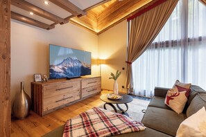 TV, fireplace, table tennis - New renovated apartment with flair (Kirchberg)