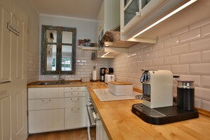 Køleskab, ovn, kaffe-/temaskine, brødrister