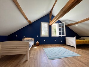 4 bedrooms, iron/ironing board, WiFi