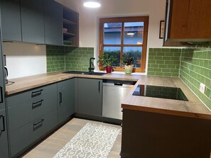 Refrigerador, horno, parrilla de estufa y lavavajillas 