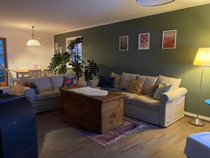 Una Smart TV, una chimenea