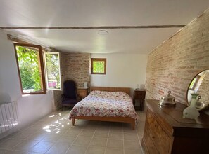 4 habitaciones, tabla de planchar con plancha, wifi y ropa de cama