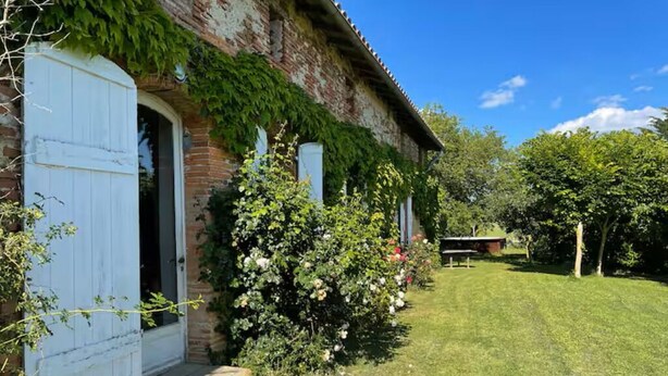 A rustic house with a wooden door, a brick exterior, and a well-maintained garden. - Cottage with breathtaking views of the Pyrenees (Lézat-sur-Lèze)