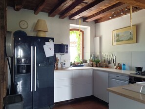 Fridge, microwave, oven, stovetop - Cottage with breathtaking views of the Pyrenees (Lézat-sur-Lèze)