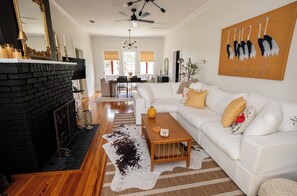 智能电视、壁炉、办公室