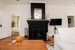 Smart TV, fireplace