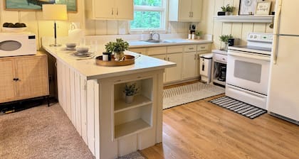 Cozy Chalet Getaway Near The Highlands - Sleeps 8