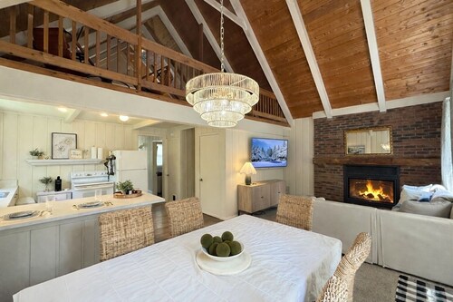 Cozy Chalet Getaway Near The Highlands - Sleeps 8