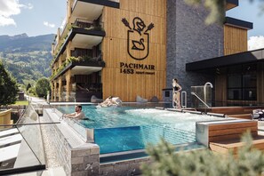 Outdoor pool, pool umbrellas, pool loungers - PACHMAIR 1453 apart resort (Uderns)