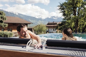 Piscine extérieure, parasols, chaises longues
