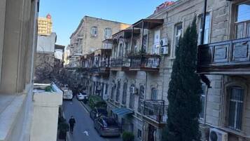 Quarto casal luxo, sacada, vista para a cidade | Vista do quarto