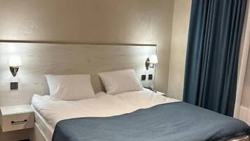 Quarto casal luxo, sacada, vista para a cidade | Roupas de cama premium, frigobar, cofres nos quartos, escrivaninha