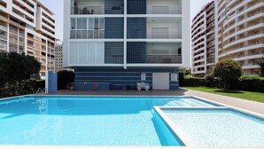 A modern apartment building with a swimming pool in the foreground. - Platan Apartment, Portimão, Algarve (Portimão)