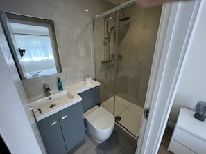 Douche, bidet, serviettes fournies, savon