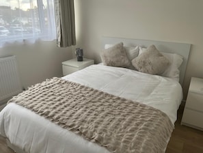 2 chambres, fer et planche à repasser, Wi-Fi, draps fournis