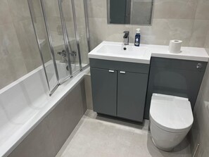 تجهيزات دش، مراحيض شطف، مناشف، صابون