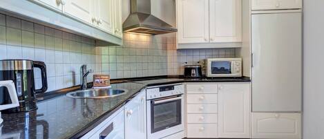 Frigorífico, microondas, horno y placa de cocina