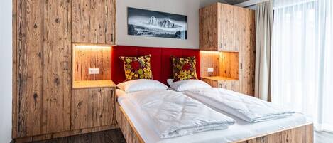 Desk, WiFi, bed sheets