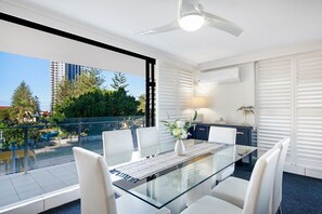 Dining - Sunny Surfers Stay - Beach & Tram at your doorstep (Surfers Paradise)