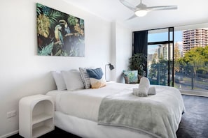 Room - Sunny Surfers Stay - Beach & Tram at your doorstep (Surfers Paradise)