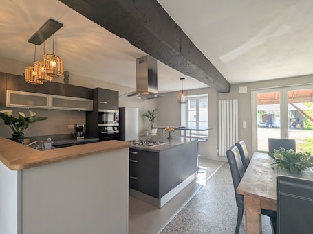 Fridge, microwave, dishwasher. Rustic Cottage in Berry with Terrace and Horse Friendly