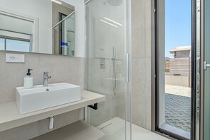 Regadera, amenidades de baño gratuitas, secadora de cabello, toallas 